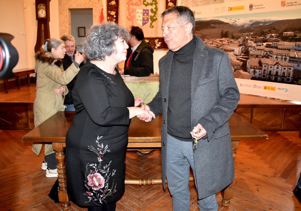 Apretón de manos entre la nueva alcaldesa de Candelario, Elvira Fernández, y el exregidor, Pablo Hernández.