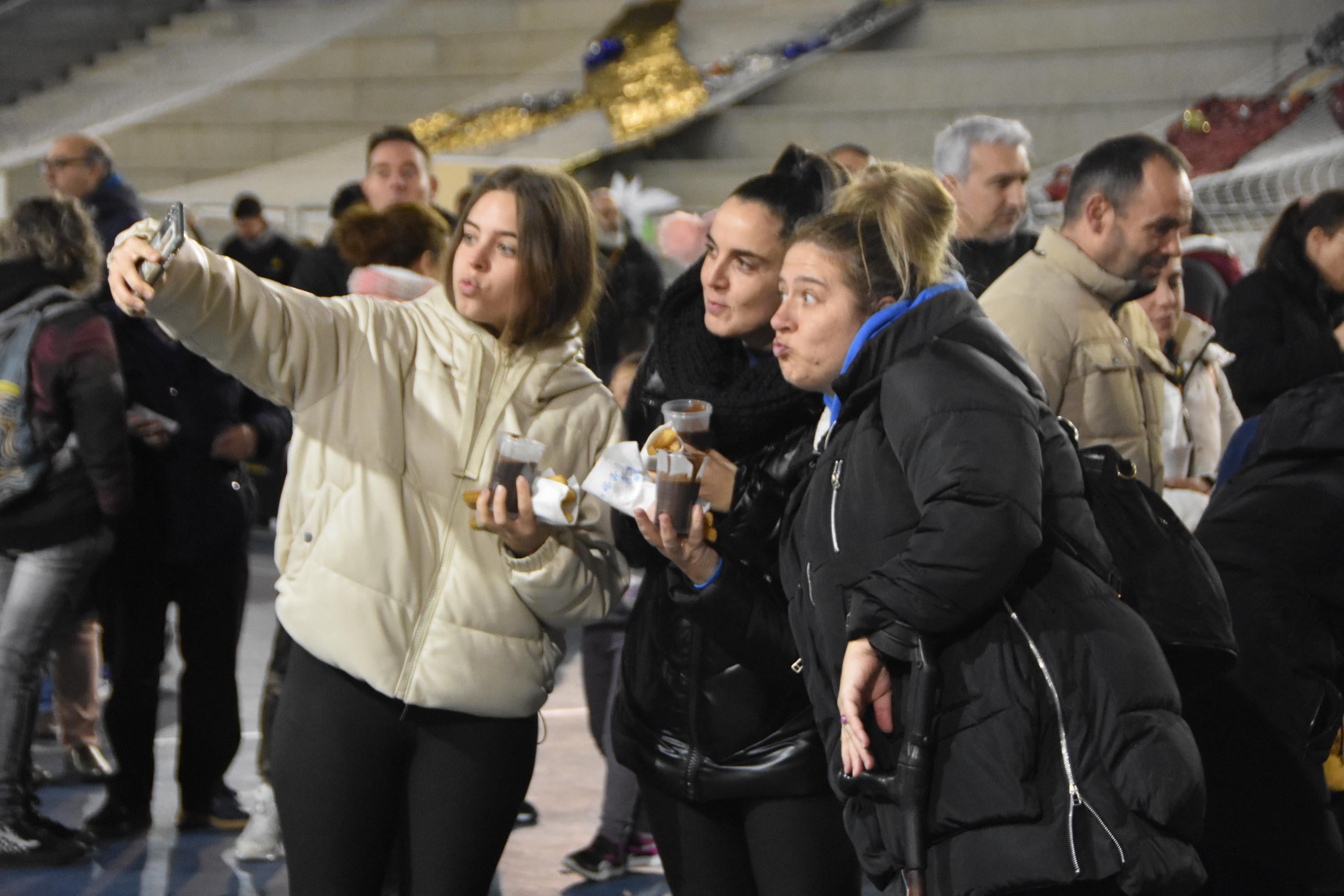 Las chocolatadas animan el I Mercadillo Navideño de Carbajosa