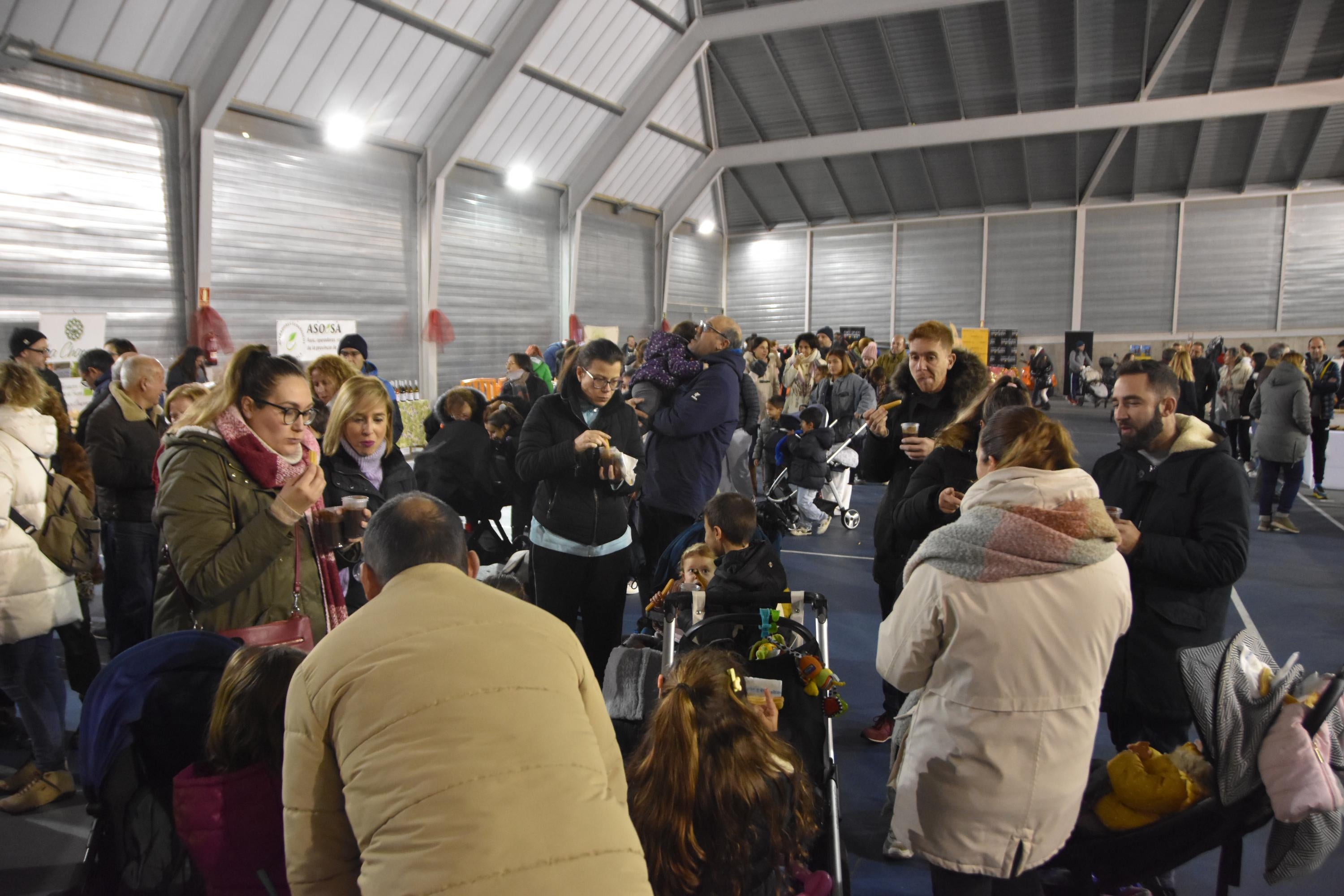 Las chocolatadas animan el I Mercadillo Navideño de Carbajosa