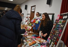 Uno de los puestos artesanales del mercadillo