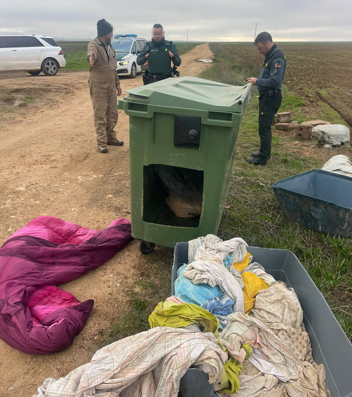 Agentes de la Guardia Civil durante la inspección en la finca afectada.