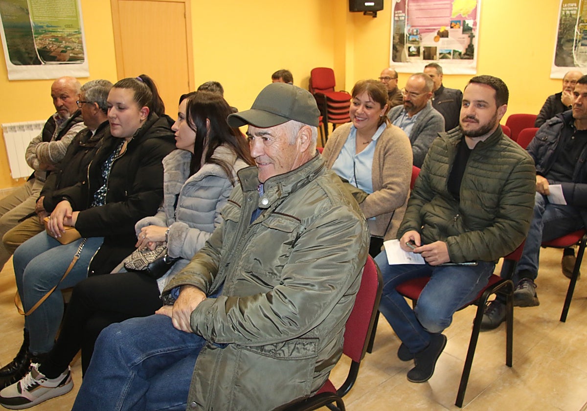 Asistentes a una asamblea del Nordeste en Calzada de Valdunciel.