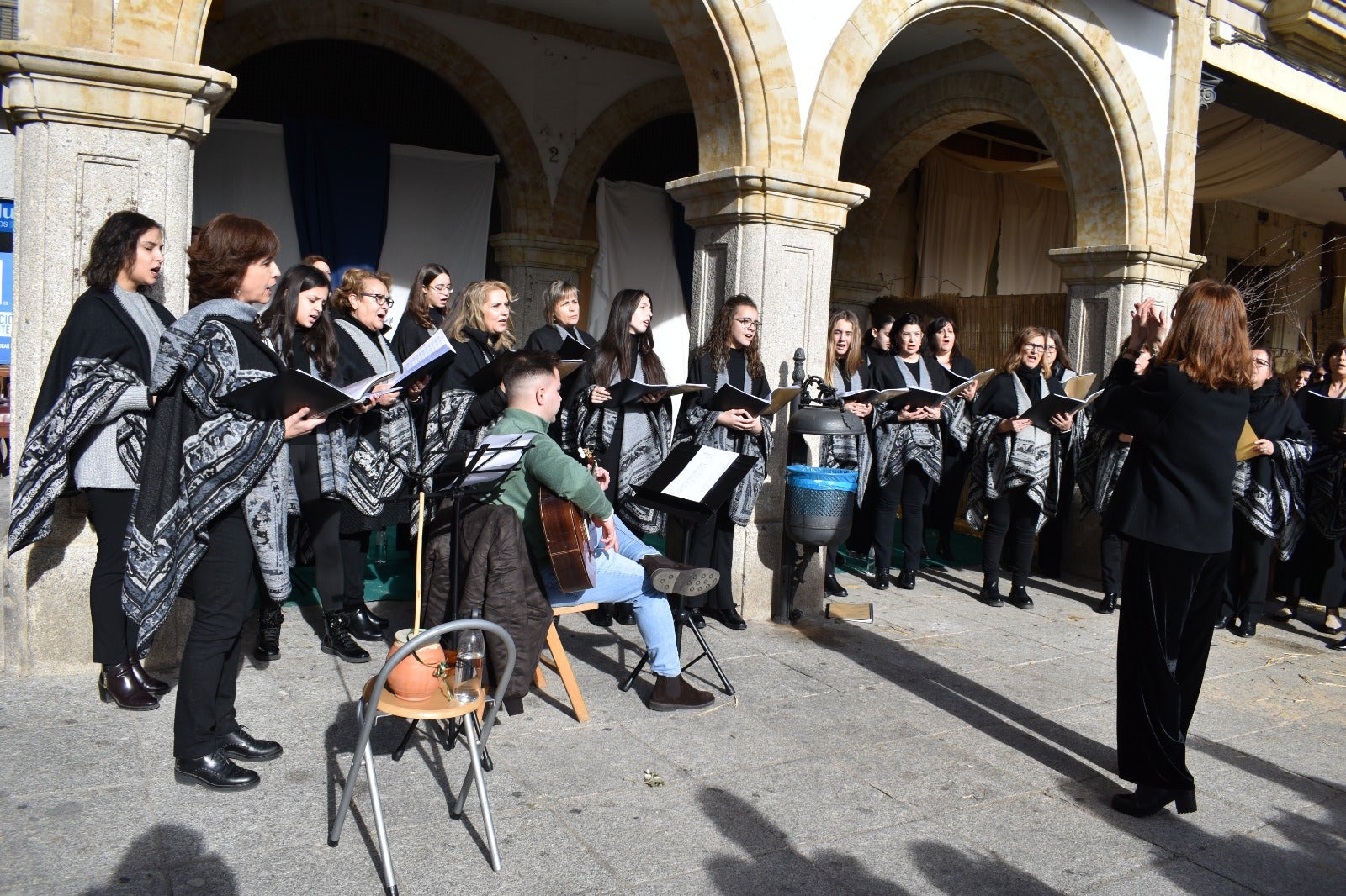 La Plaza Mayor de Alba de Tormes convertida en Belén después de más de quince años