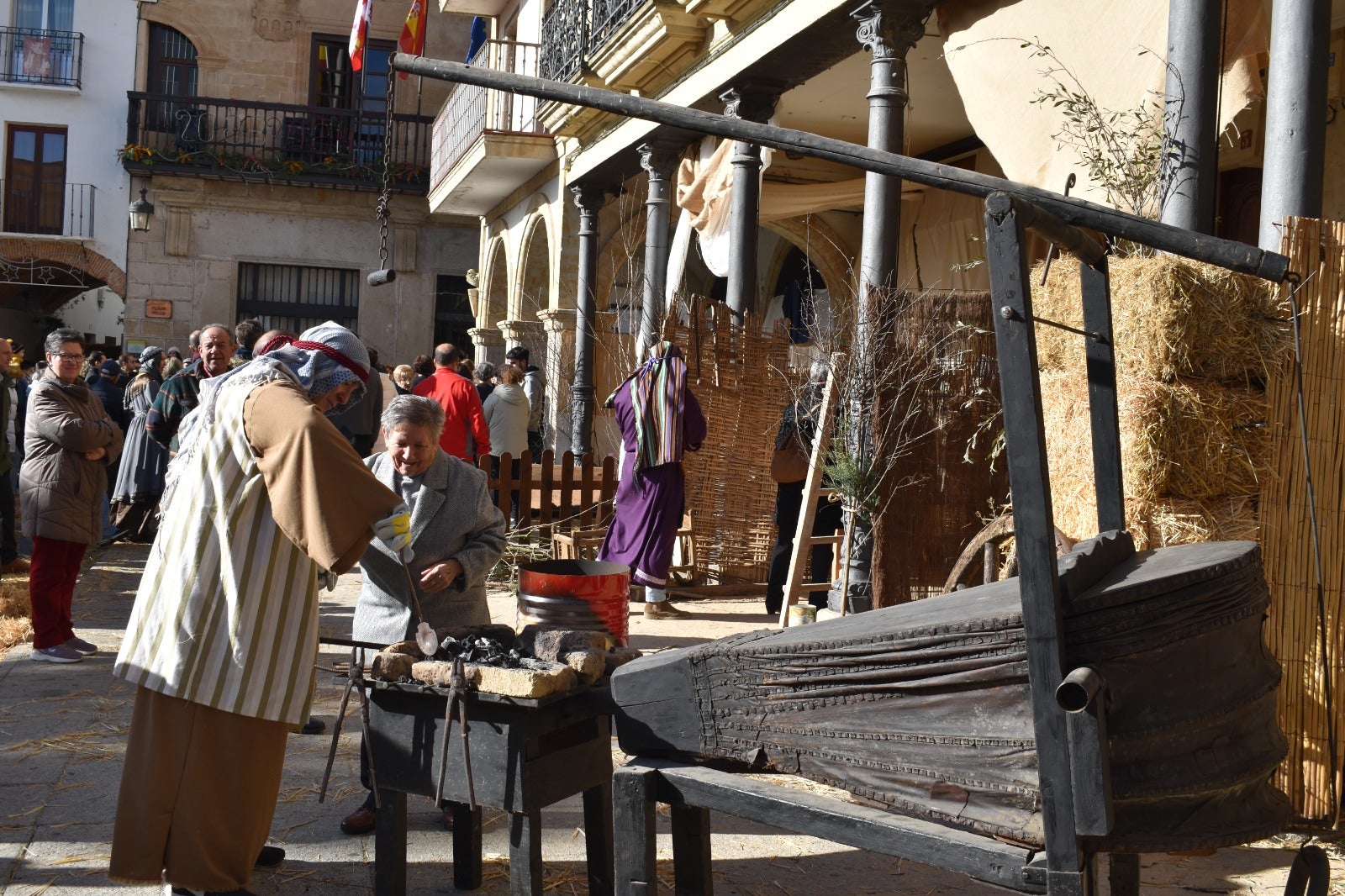 La Plaza Mayor de Alba de Tormes convertida en Belén después de más de quince años