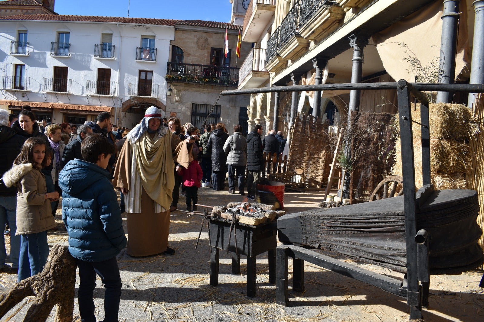 La Plaza Mayor de Alba de Tormes convertida en Belén después de más de quince años