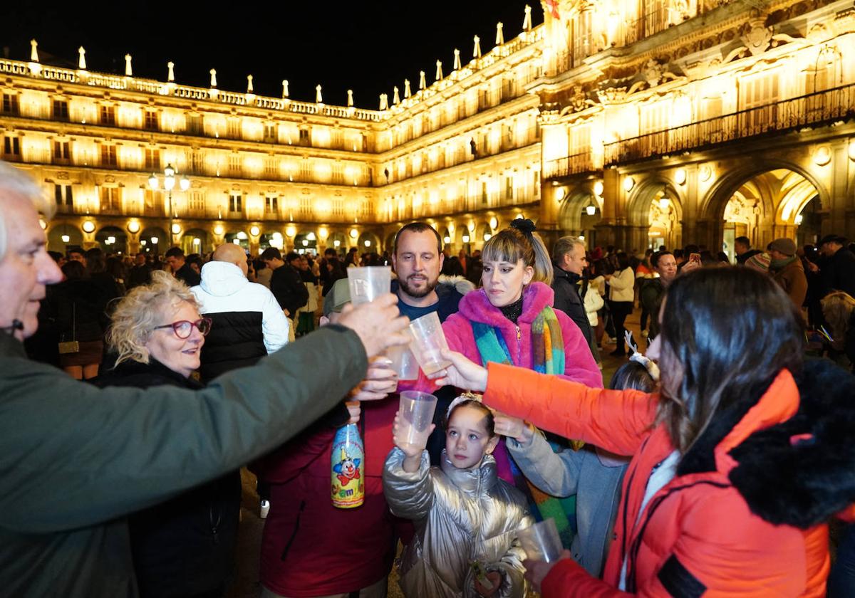 Una familia de portugueses brindan en la Plaza Mayor tras recibir el año durante la pasada nochevieja.