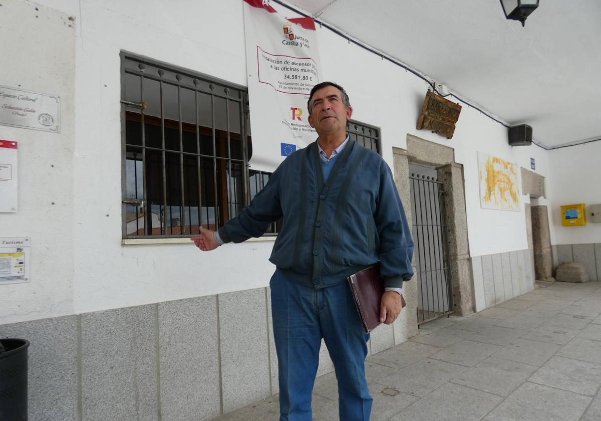 Carlos Hernández García, alcalde de Salmoral, junto a la entrada del bar municipal antes de que abriera sus puertas de nuevo.