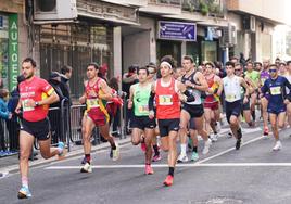 Jorge Blanco, con el número 3, ganador de la prueba, durante el recorrido.