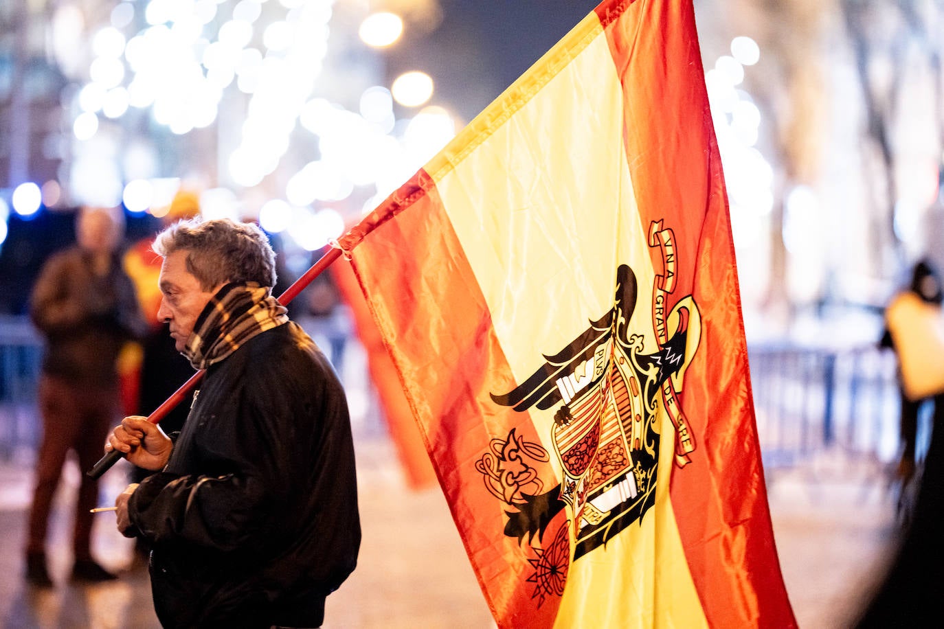 Apalean un muñeco de Pedro Sánchez en la concentración de Nochevieja frente a Ferraz