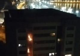 Un cohete entra en un piso por una ventana, provoca un incendio y obliga a evacuar el edificio