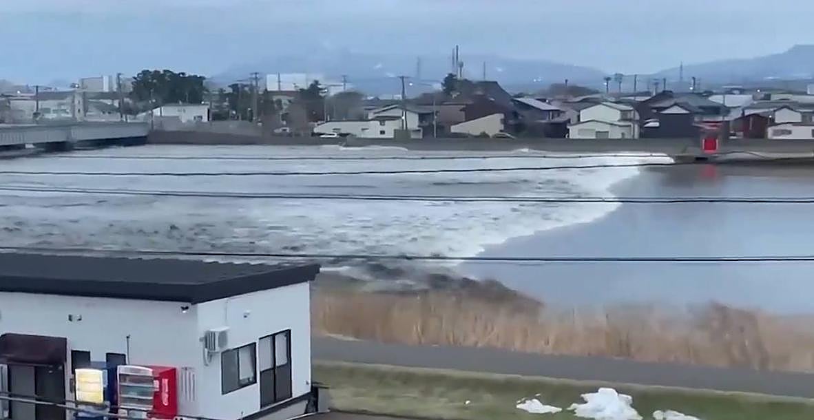 Así han sido los espectaculares tsunamis que ponen en jaque a Japón