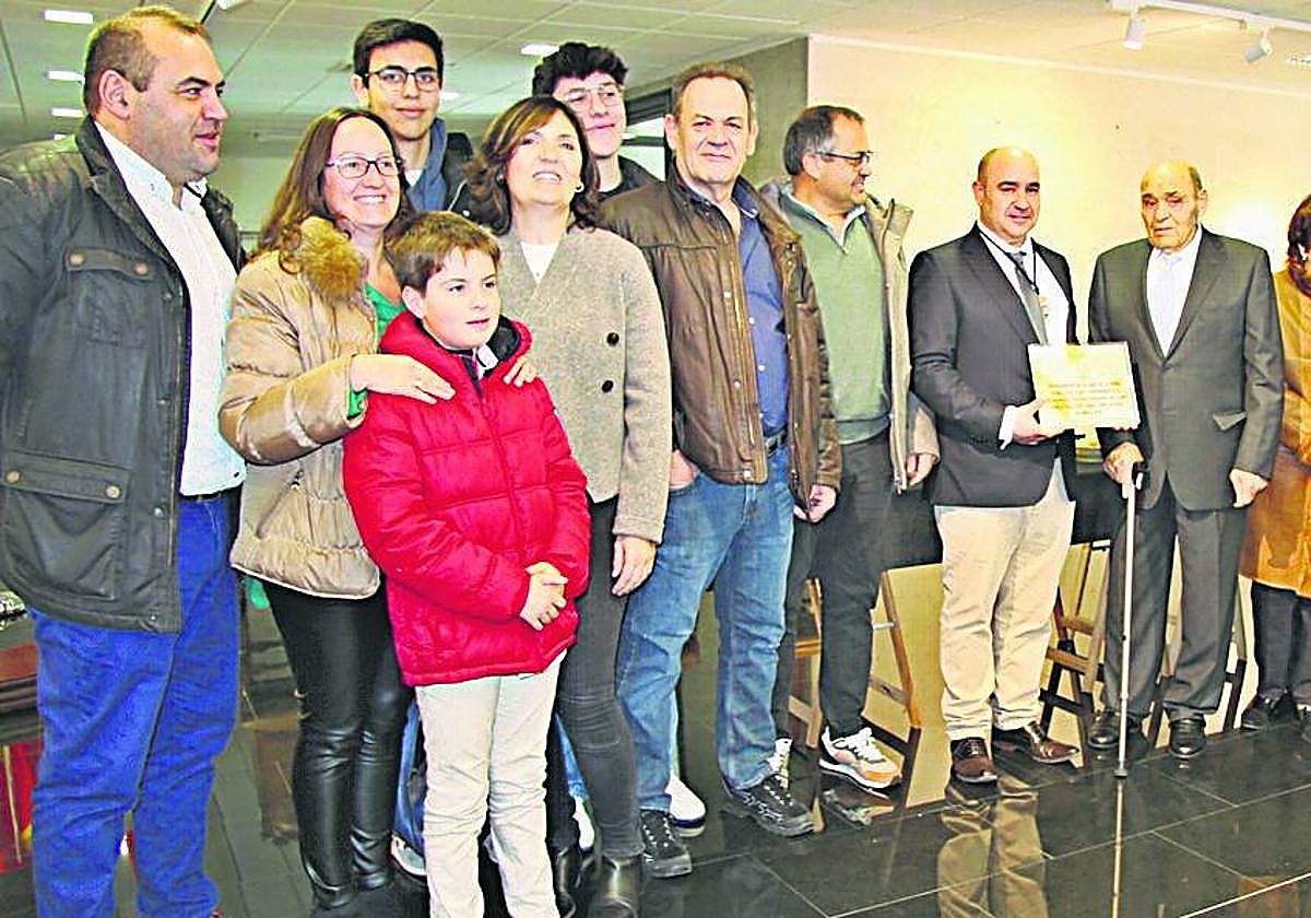 El actual alcalde, Ventura Recio, junto al homenajeado Francisco Iglesias y sus familiares.