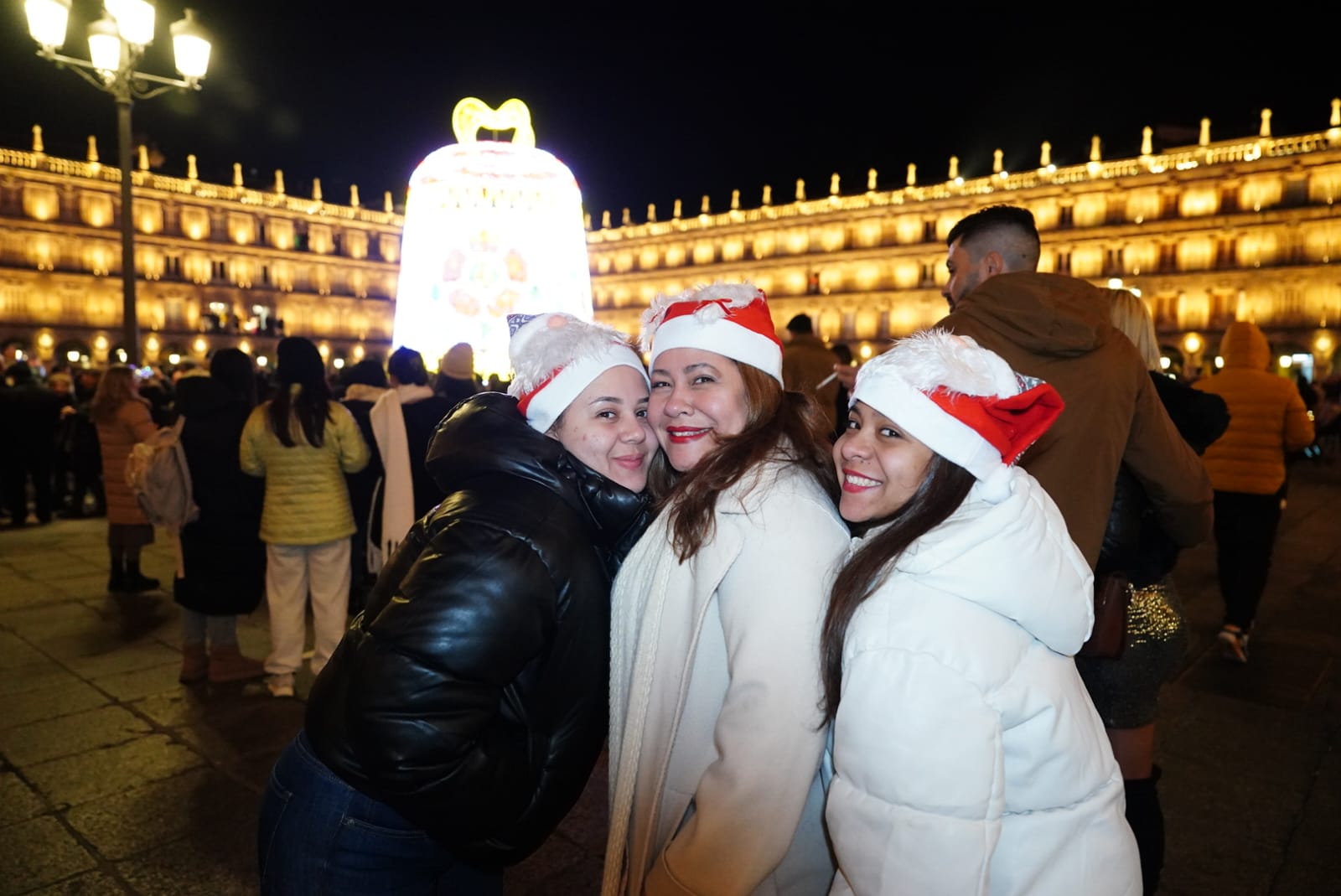 La Plaza Mayor de Salamanca se llena para dar la bienvenida a 2024