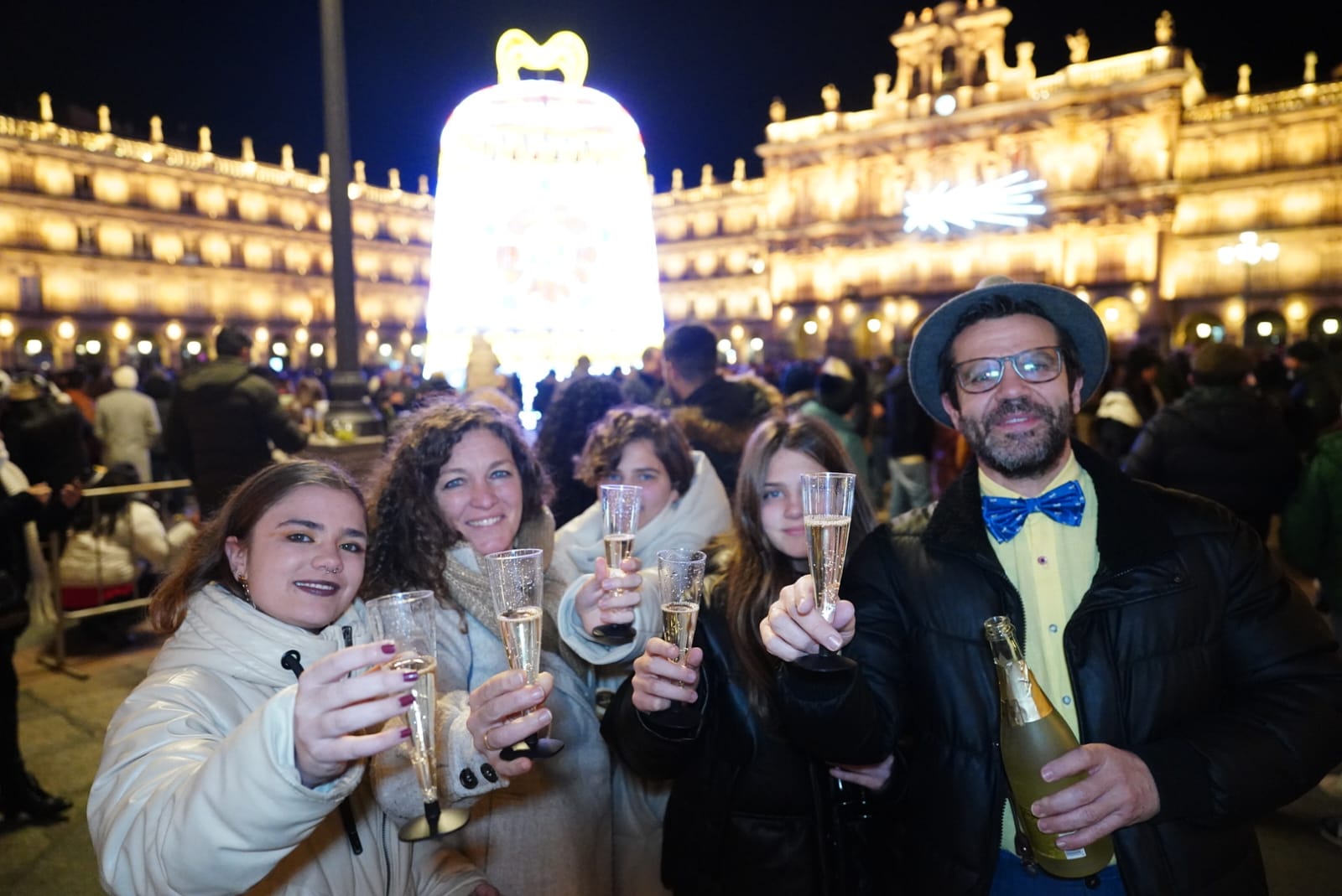 La Plaza Mayor de Salamanca se llena para dar la bienvenida a 2024