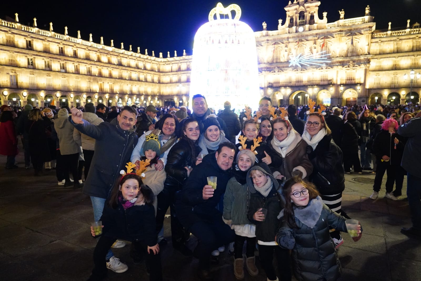 La Plaza Mayor de Salamanca se llena para dar la bienvenida a 2024