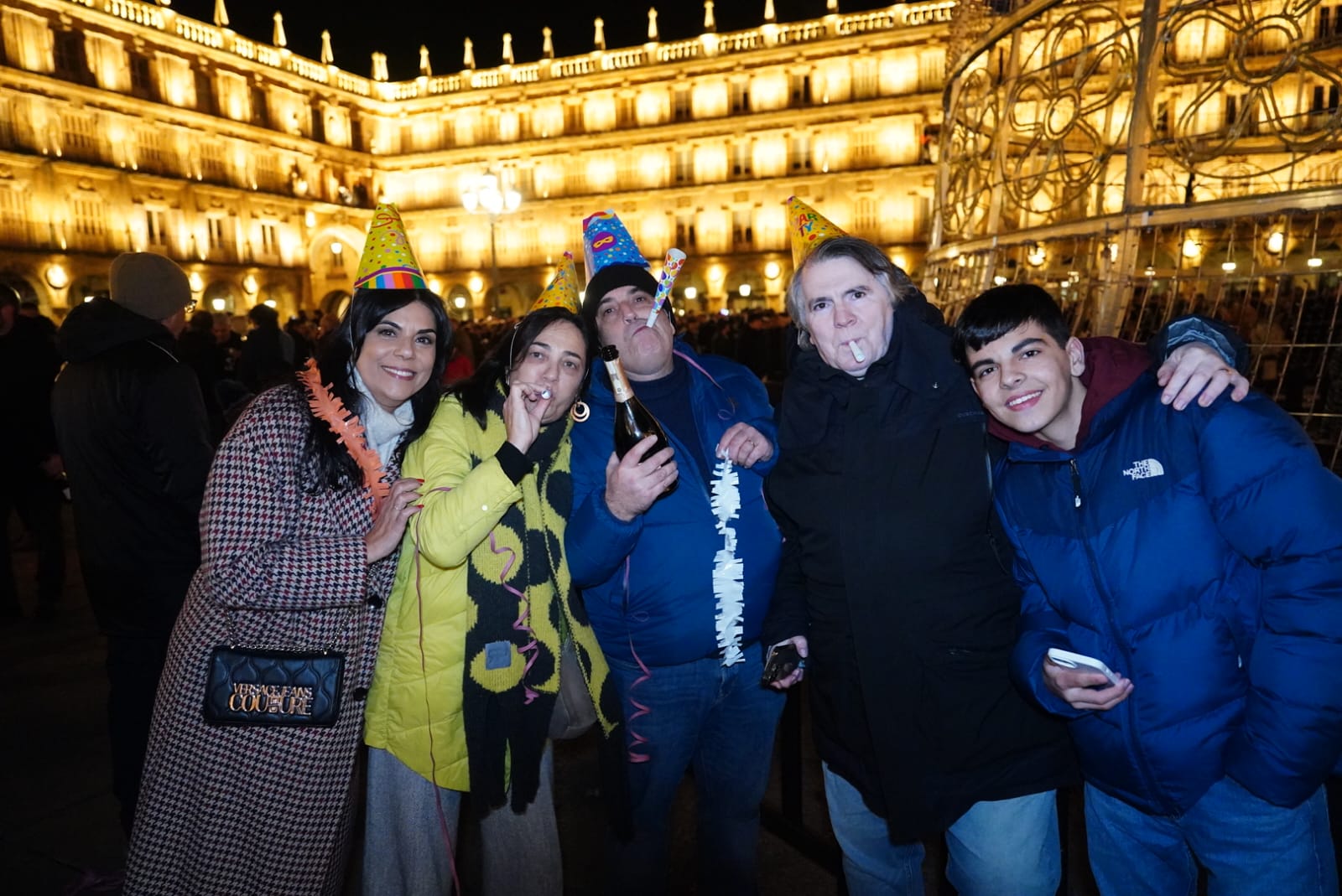 La Plaza Mayor de Salamanca se llena para dar la bienvenida a 2024
