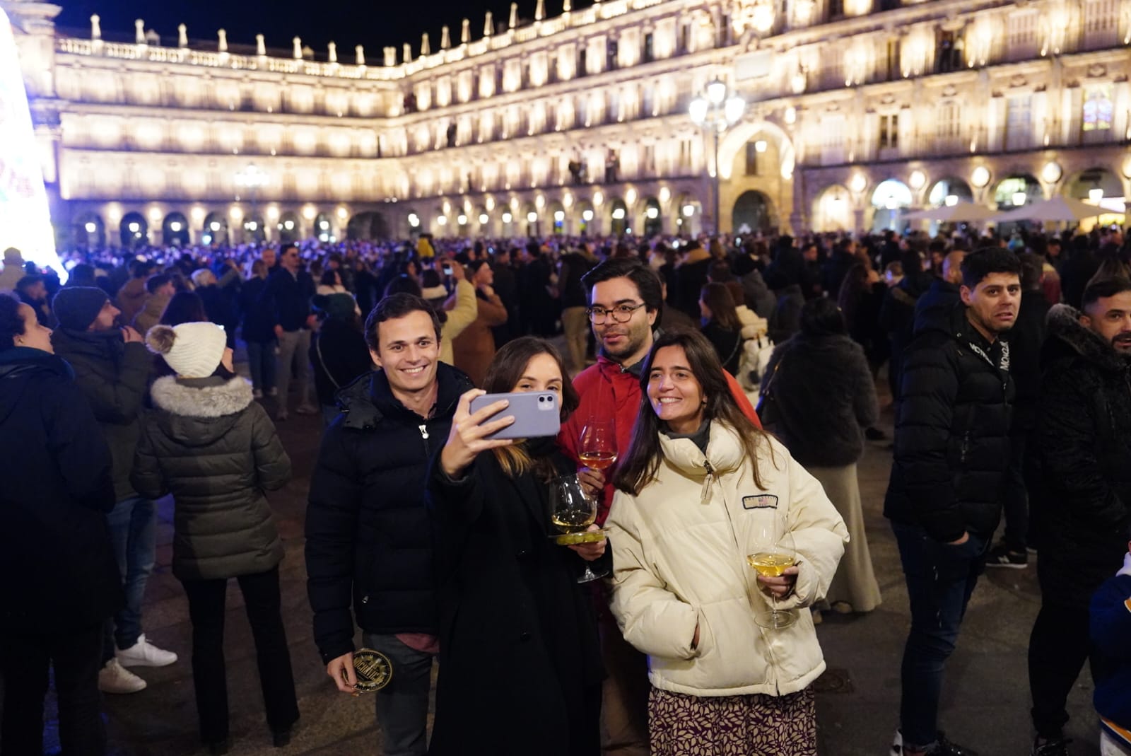 La Plaza Mayor de Salamanca se llena para dar la bienvenida a 2024