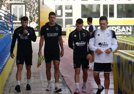 Ramón Trapero, a la derecha, con varios futbolistas en el Reina Sofía.