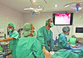 Equipo quirúrgico -con profesionales de distintas categorías- en el Hospital de Salamanca.