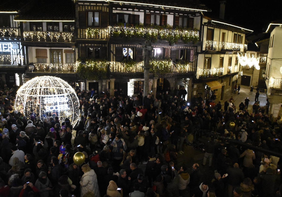 La Alberca está repleta de turistas, y extenderá la iluminación hasta el día 20.