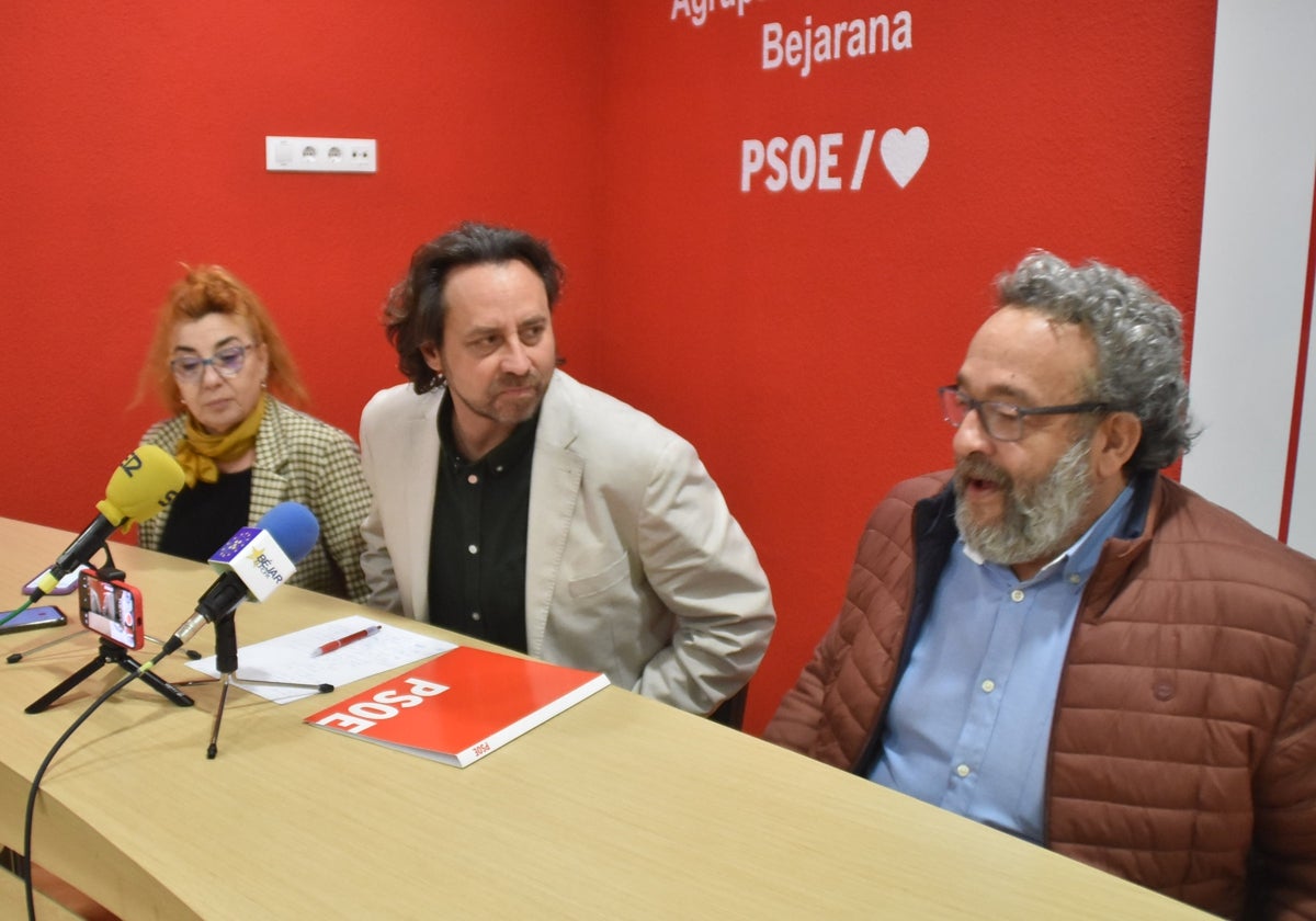 Ana Vicente, Antonio Cámara y José Luis Rodríguez, esta tarde en la sede del PSOE en Béjar.