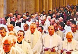 Sacerdotes salmantinos durante la celebración de la Misa Crismal en la pasada Semana Santa.