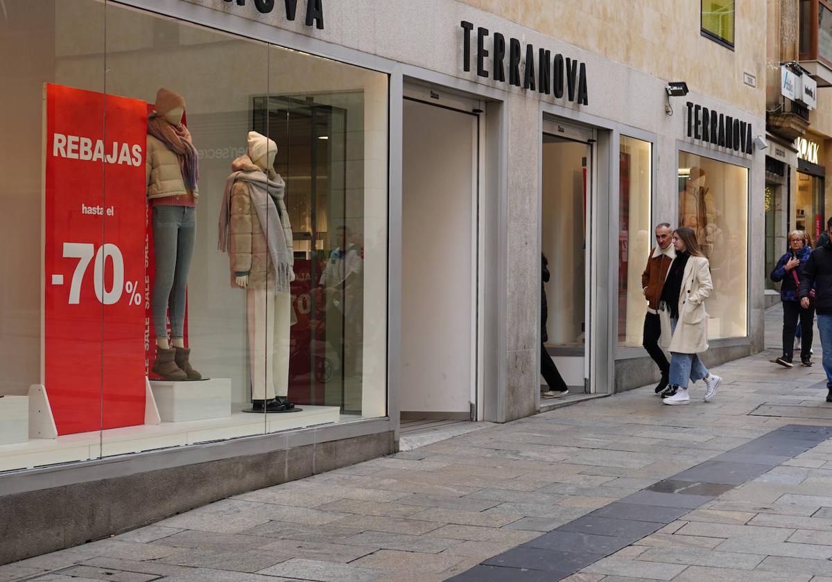 Algunos comercios del centro de la ciudad ya ofrecen Rebajas.