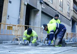 Tres trabajadores de la construcción en una calle de Salamanca.