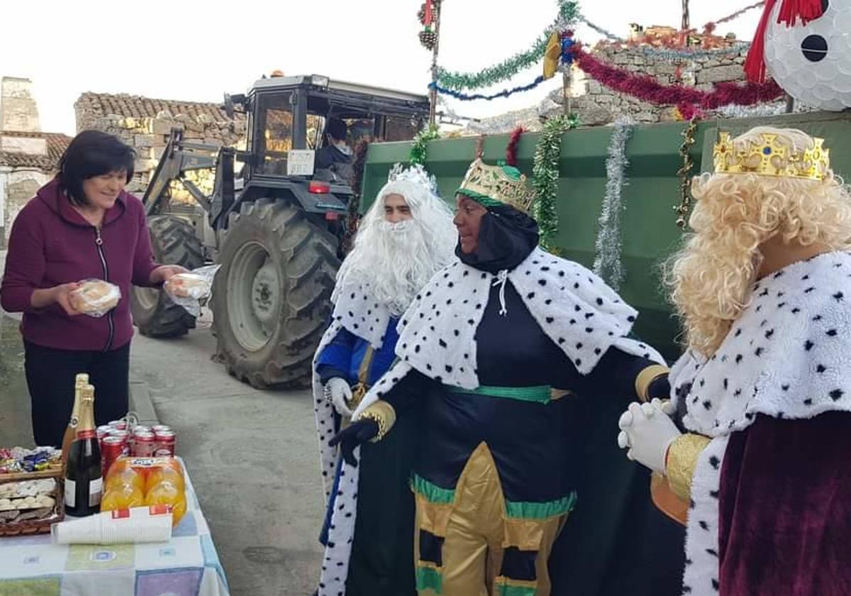 Imagen de la visita de los Reyes Magos casa por casa a los vecinos de El Tejado.