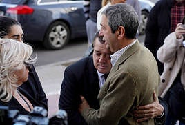 Familiares y amigos se despiden de Arévalo en el tanatorio