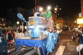 Una de las carrozas que participaron en la cabalgata de Reyes en la localidad de Santa Marta de Tormes.