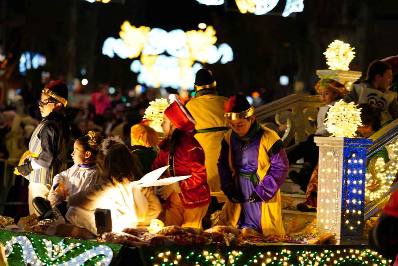 Los Reyes Magos reclaman la paz desde la Plaza Mayor de Salamanca