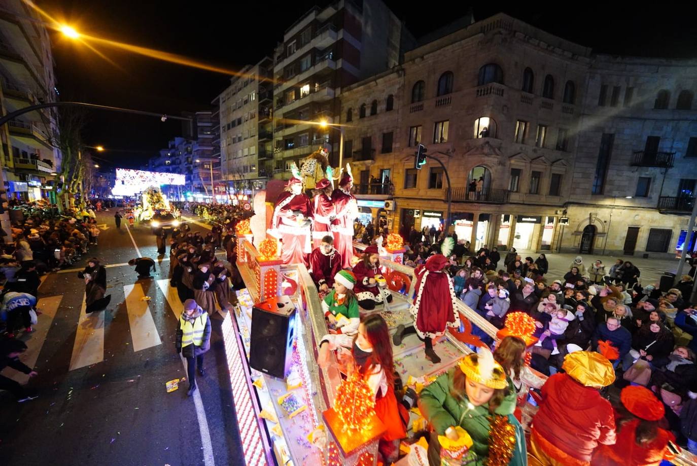 Los Reyes Magos reclaman la paz desde la Plaza Mayor de Salamanca