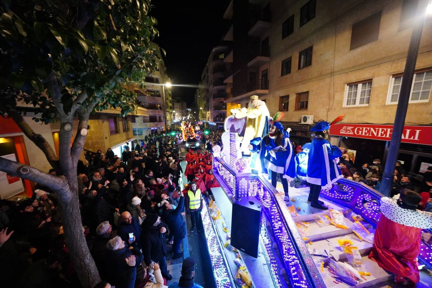 Los Reyes Magos reclaman la paz desde la Plaza Mayor de Salamanca