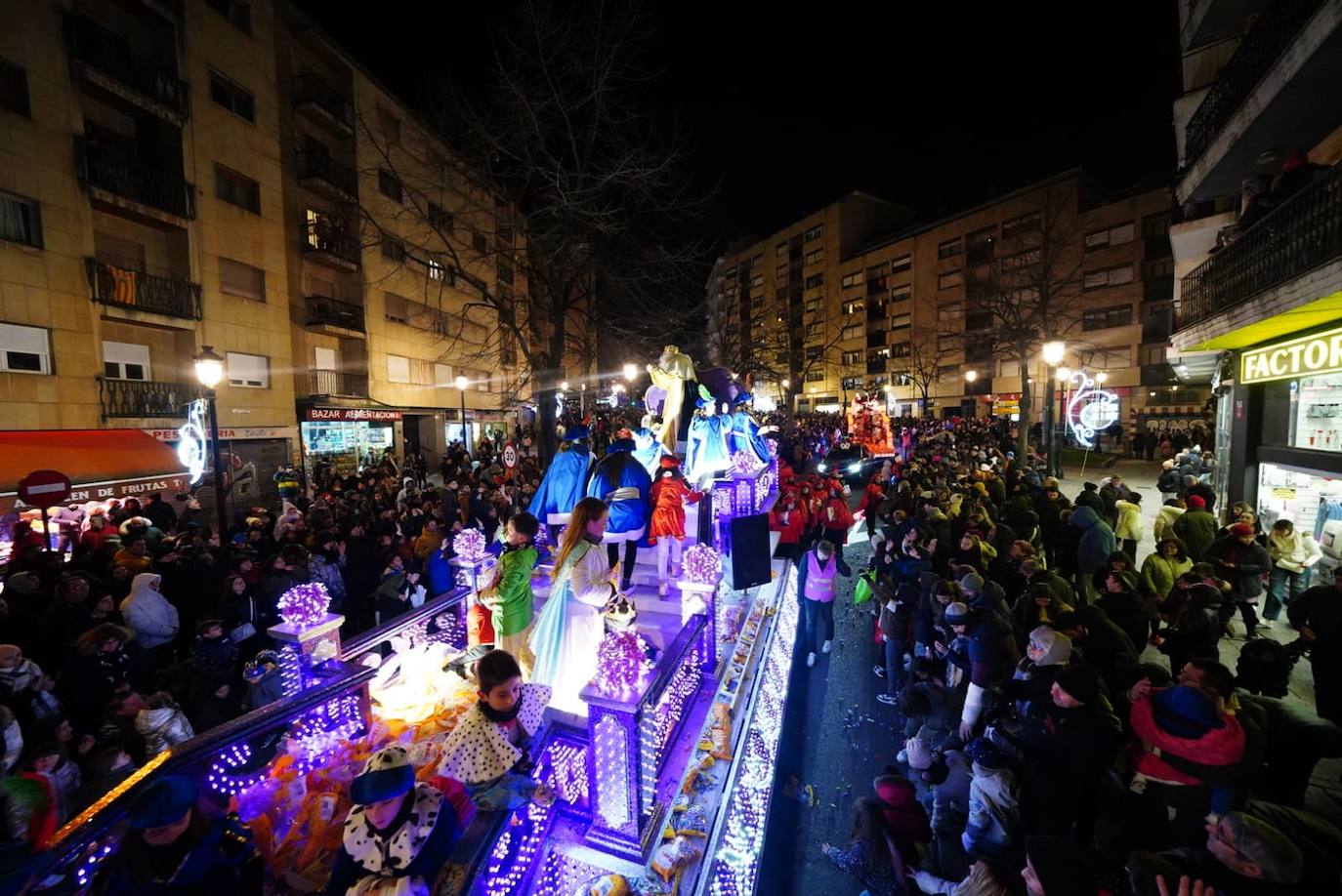 Los Reyes Magos reclaman la paz desde la Plaza Mayor de Salamanca