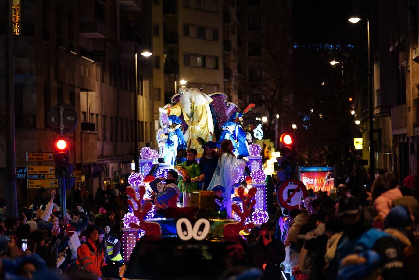 Los Reyes Magos reclaman la paz desde la Plaza Mayor de Salamanca