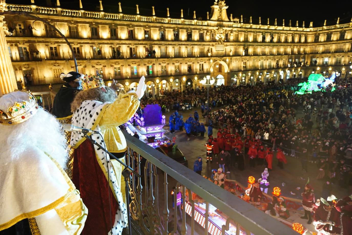 Los Reyes Magos reclaman la paz desde la Plaza Mayor de Salamanca