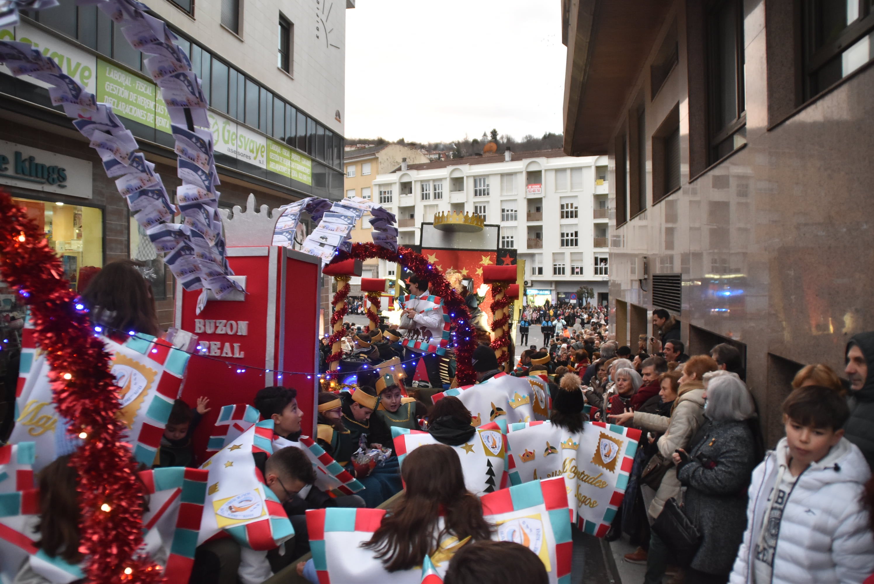 La llegada de los Reyes Magos llena las calles de Béjar