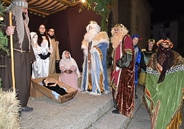 Imagen de los tres Reyes Magos en la adoración al Niño Jesús realizada en el belén viviente de la Seráfica Hermandad