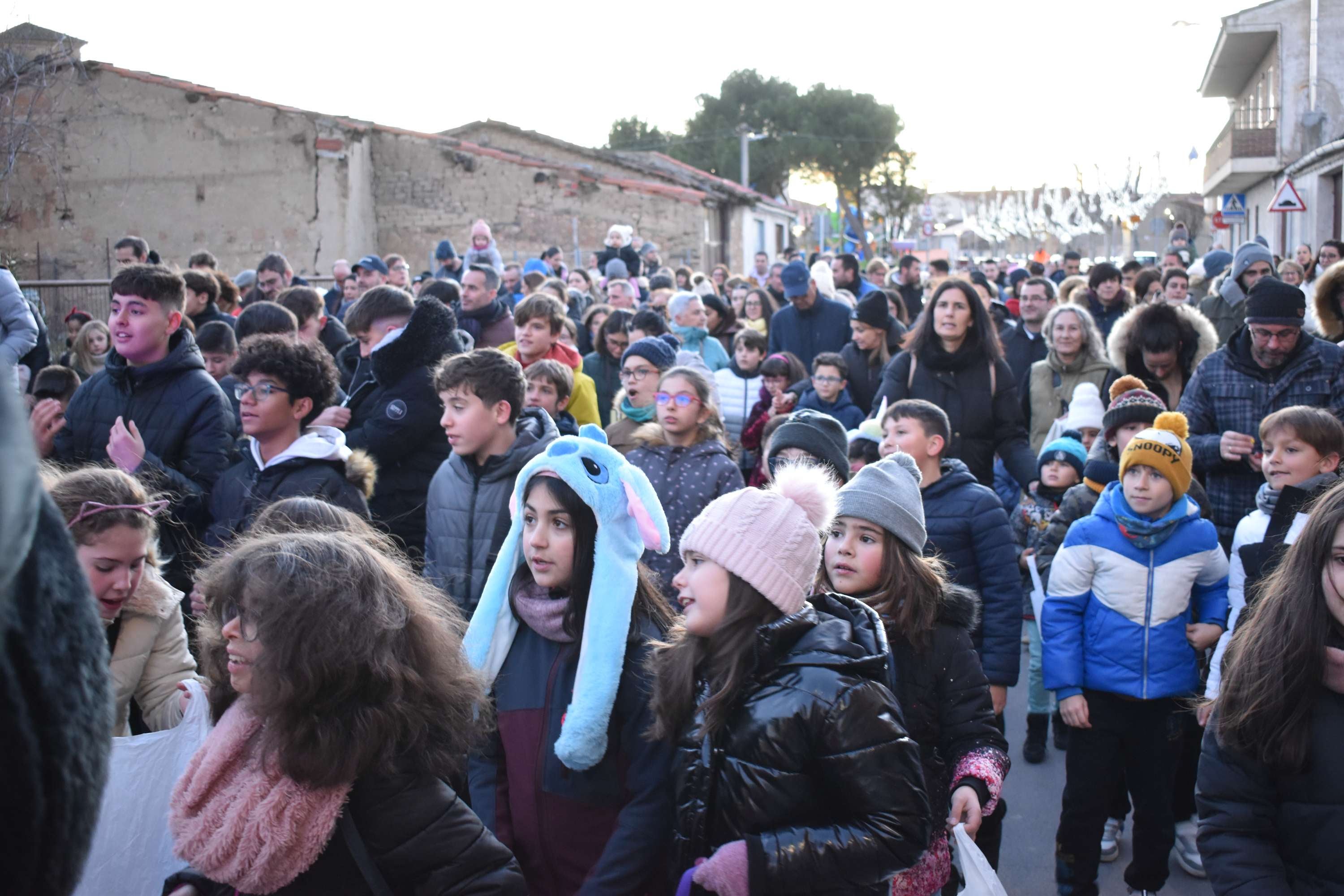 Los Reyes Magos llegan a Castellanos de Moriscos a ritmo de batucada