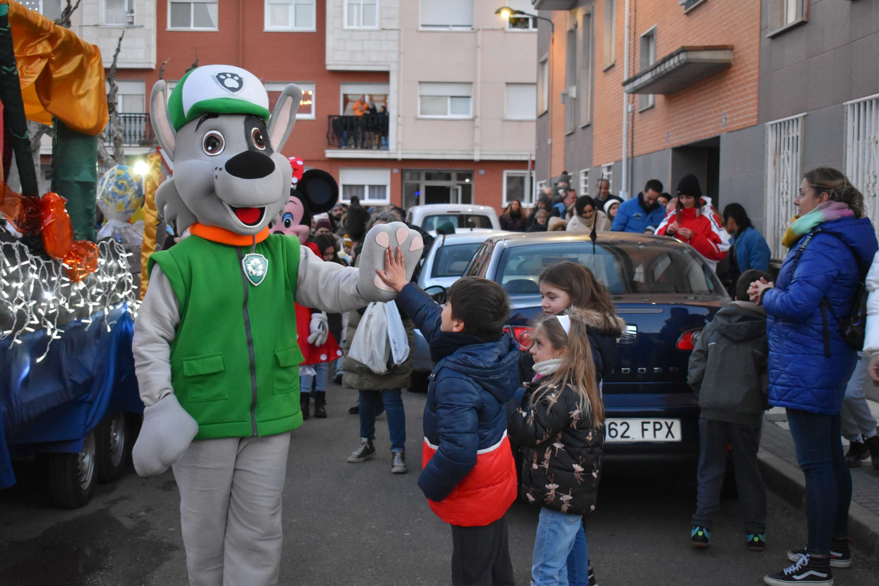 Los Reyes Magos llegan a Castellanos de Moriscos a ritmo de batucada