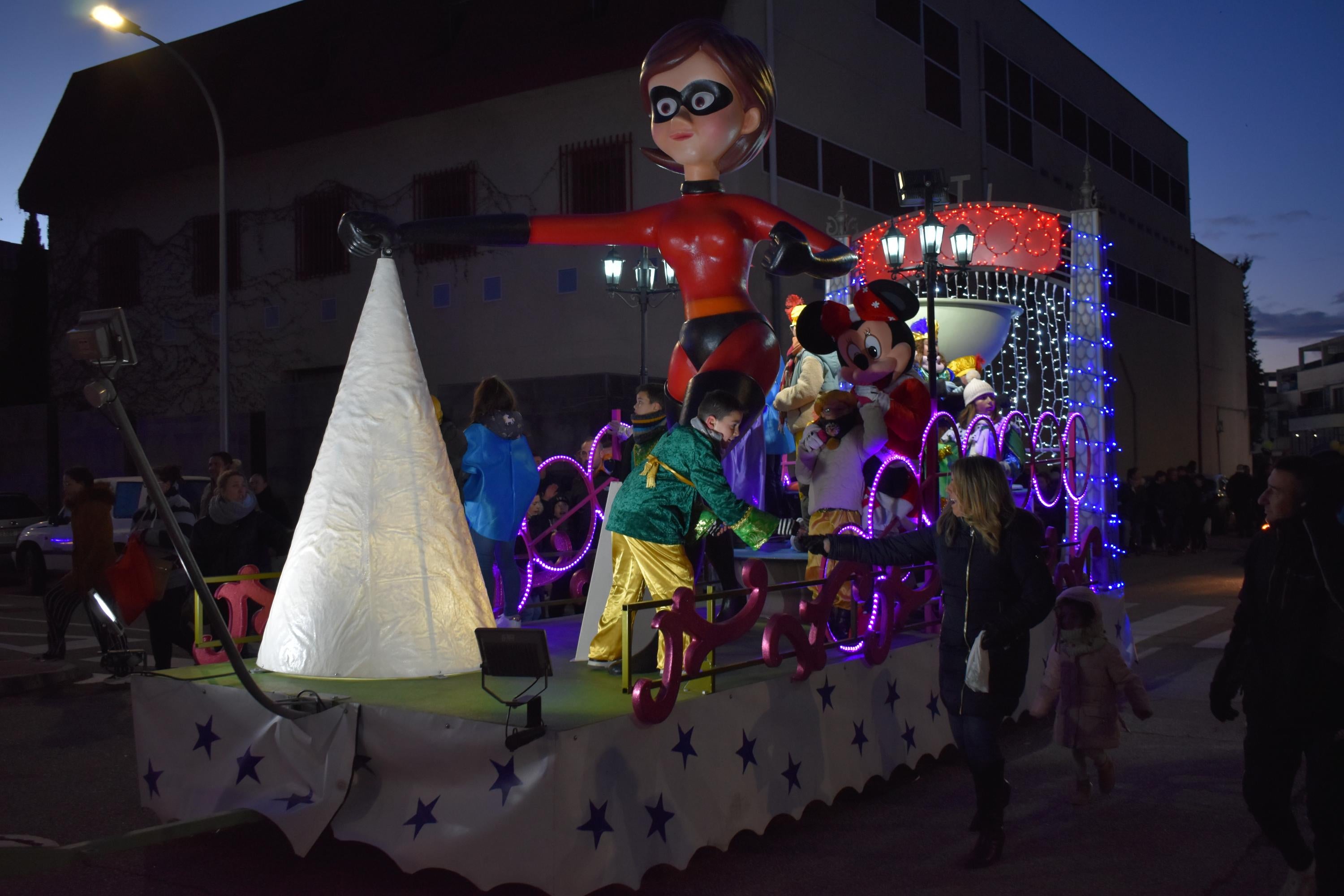 Las sonrisas de los niños arropan a los Reyes en su paso por Villares de la Reina