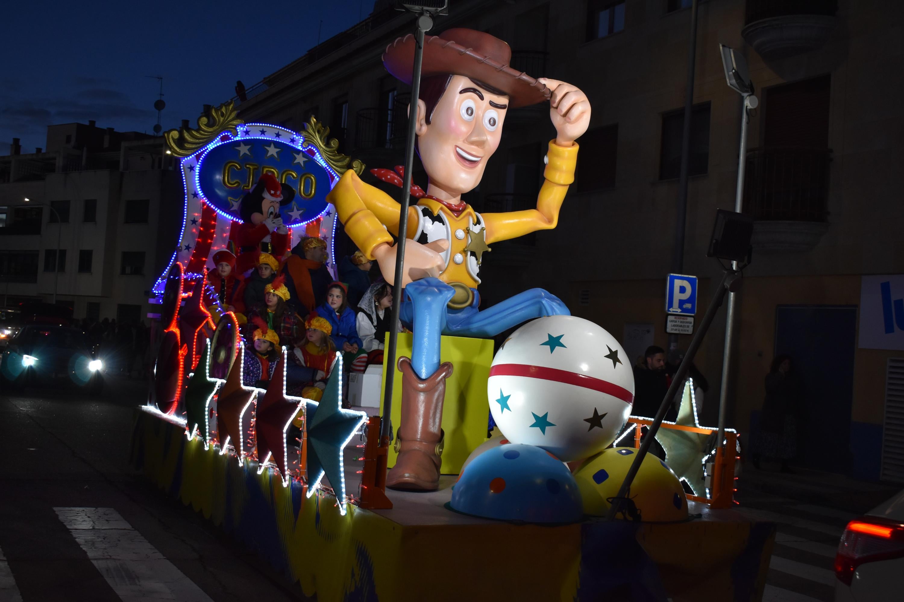 Las sonrisas de los niños arropan a los Reyes en su paso por Villares de la Reina