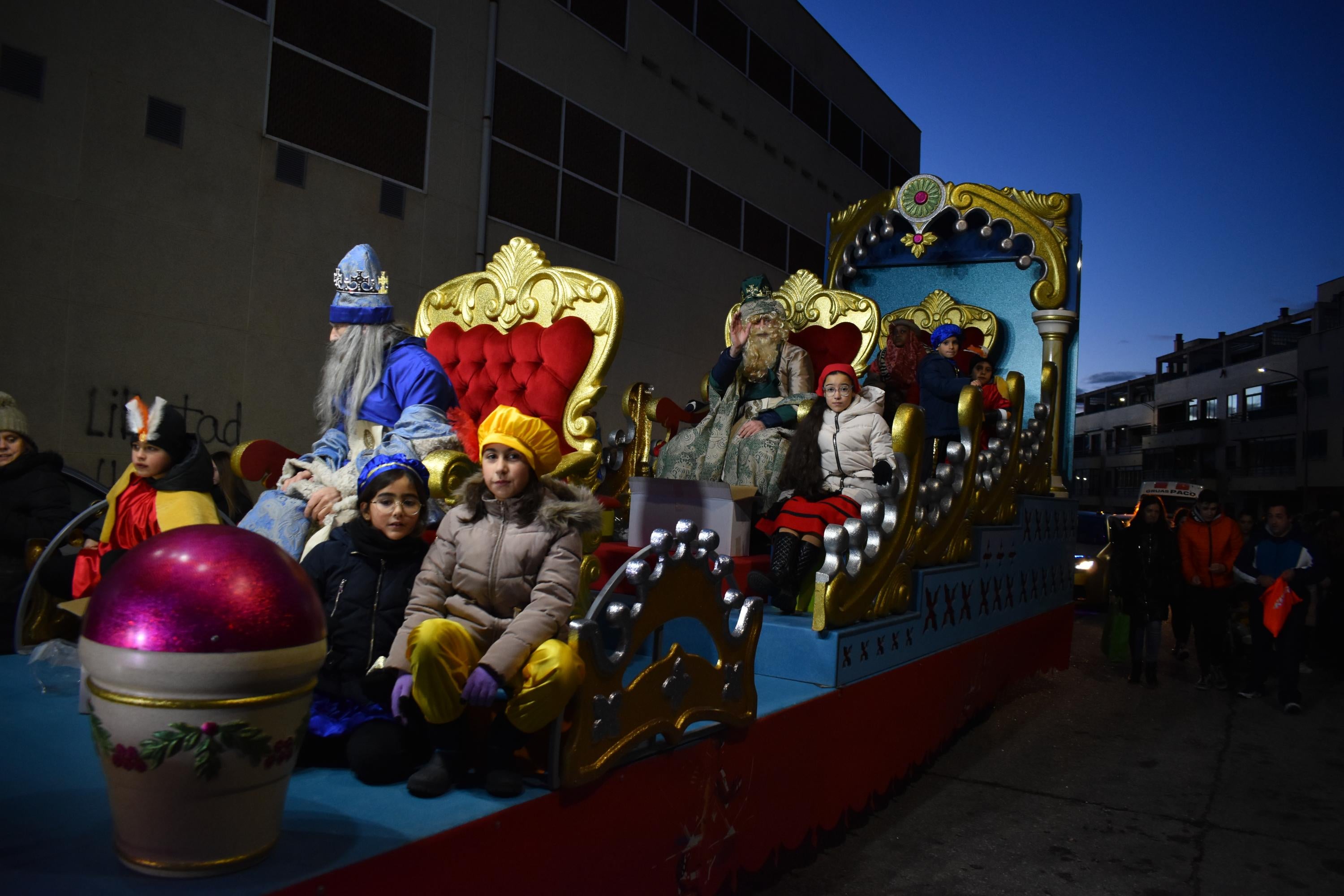 Las sonrisas de los niños arropan a los Reyes en su paso por Villares de la Reina