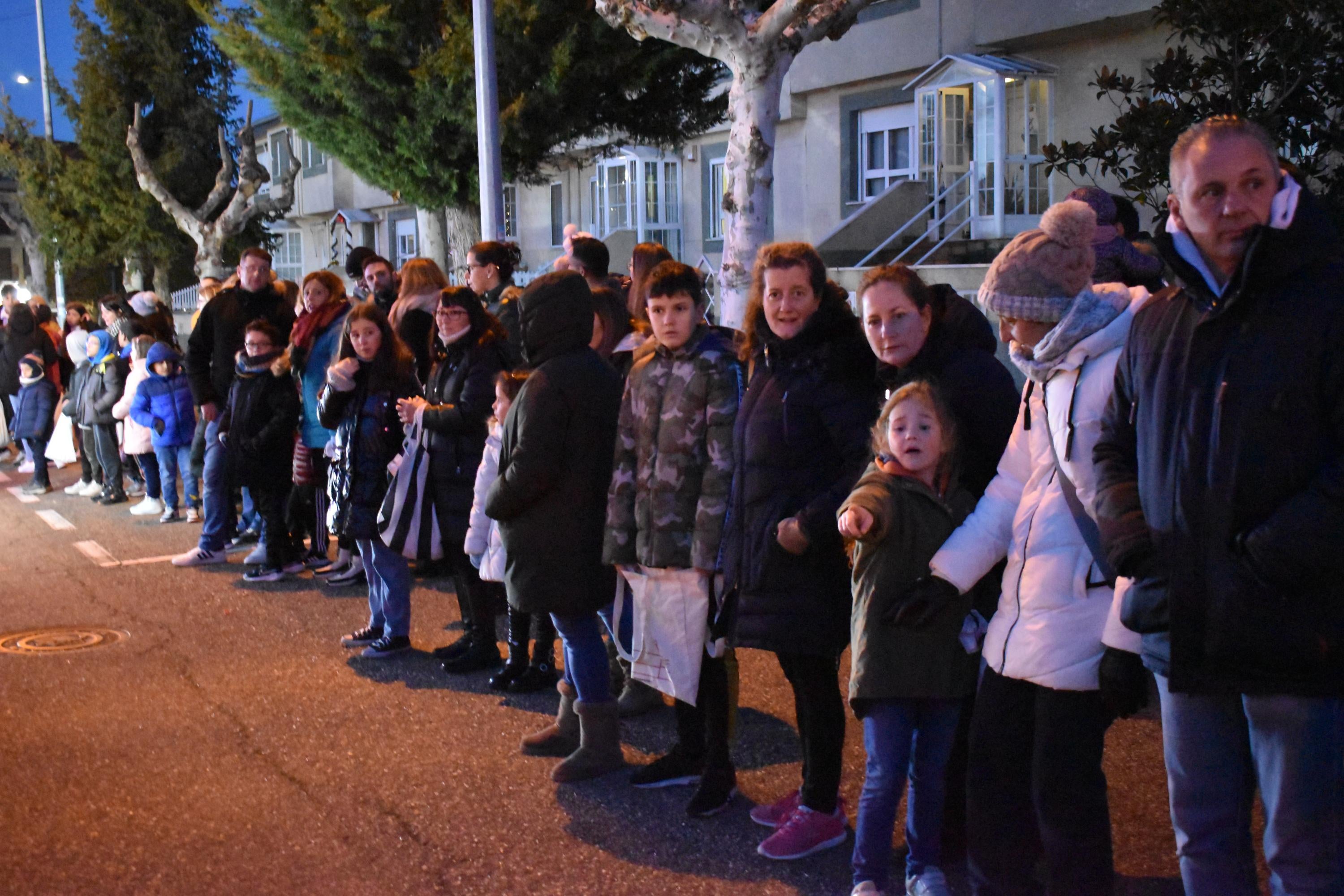 Las sonrisas de los niños arropan a los Reyes en su paso por Villares de la Reina