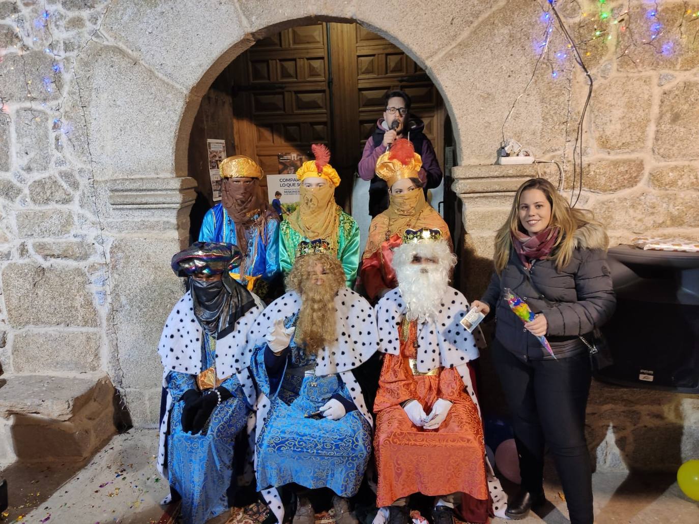 Sus majestades visitan a niños y mayores en Santibáñez de la Sierra