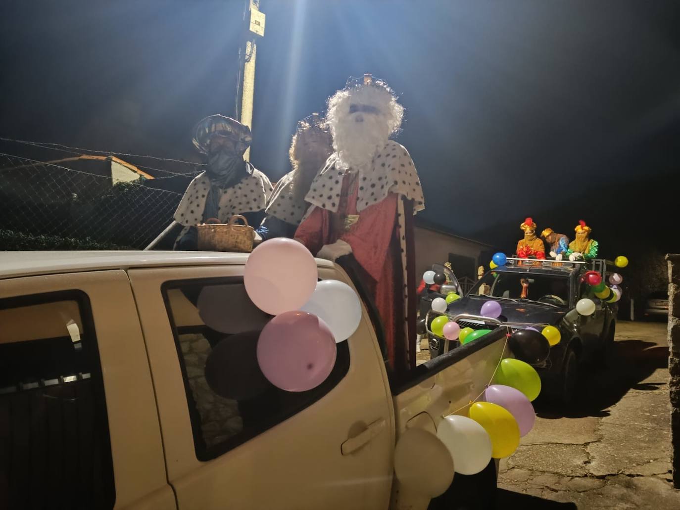 Sus majestades visitan a niños y mayores en Santibáñez de la Sierra