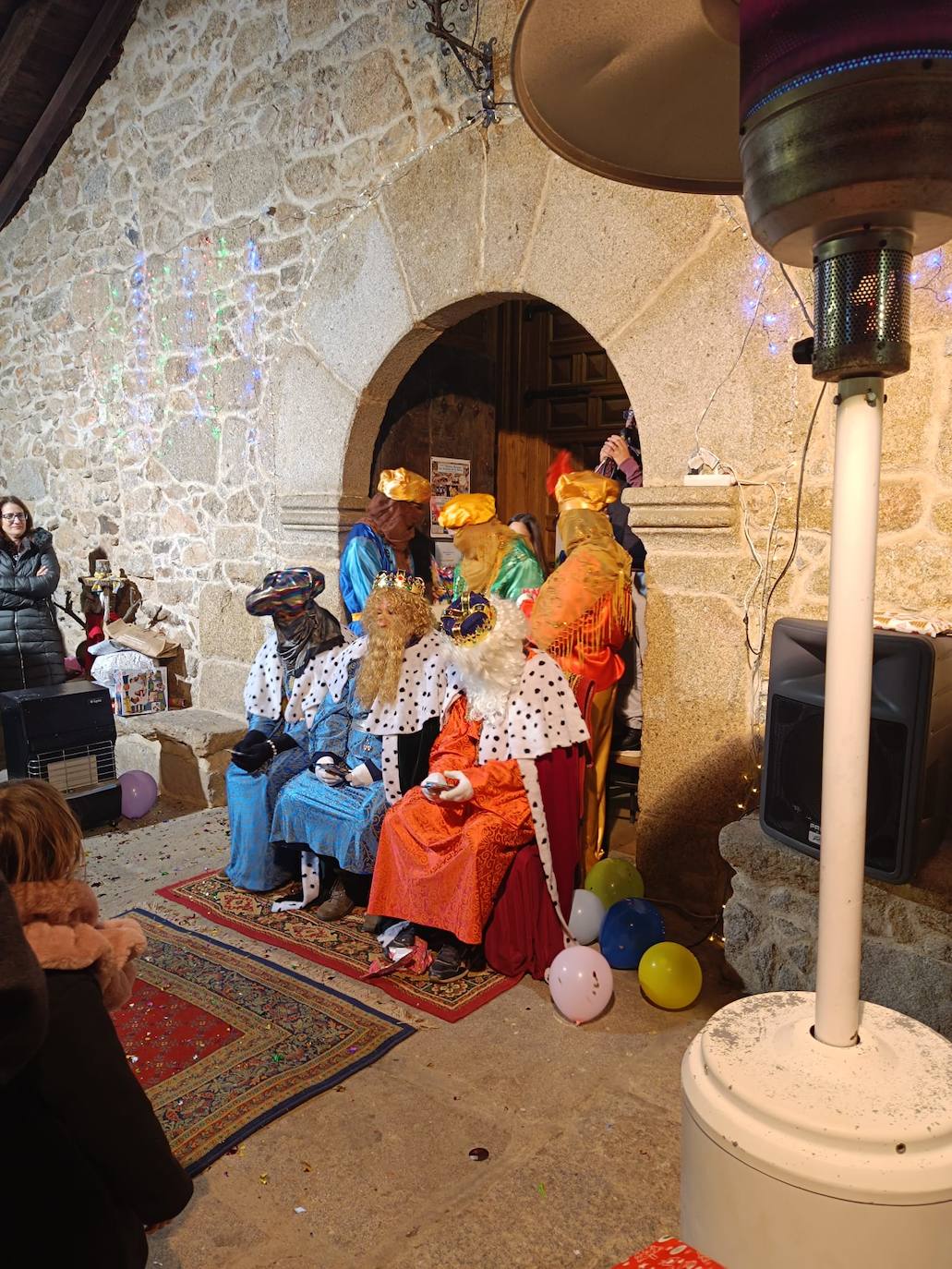 Sus majestades visitan a niños y mayores en Santibáñez de la Sierra