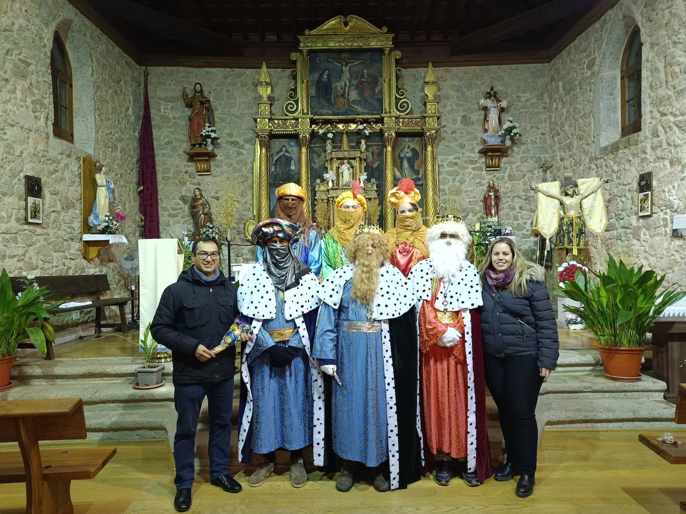 Sus majestades visitan a niños y mayores en Santibáñez de la Sierra