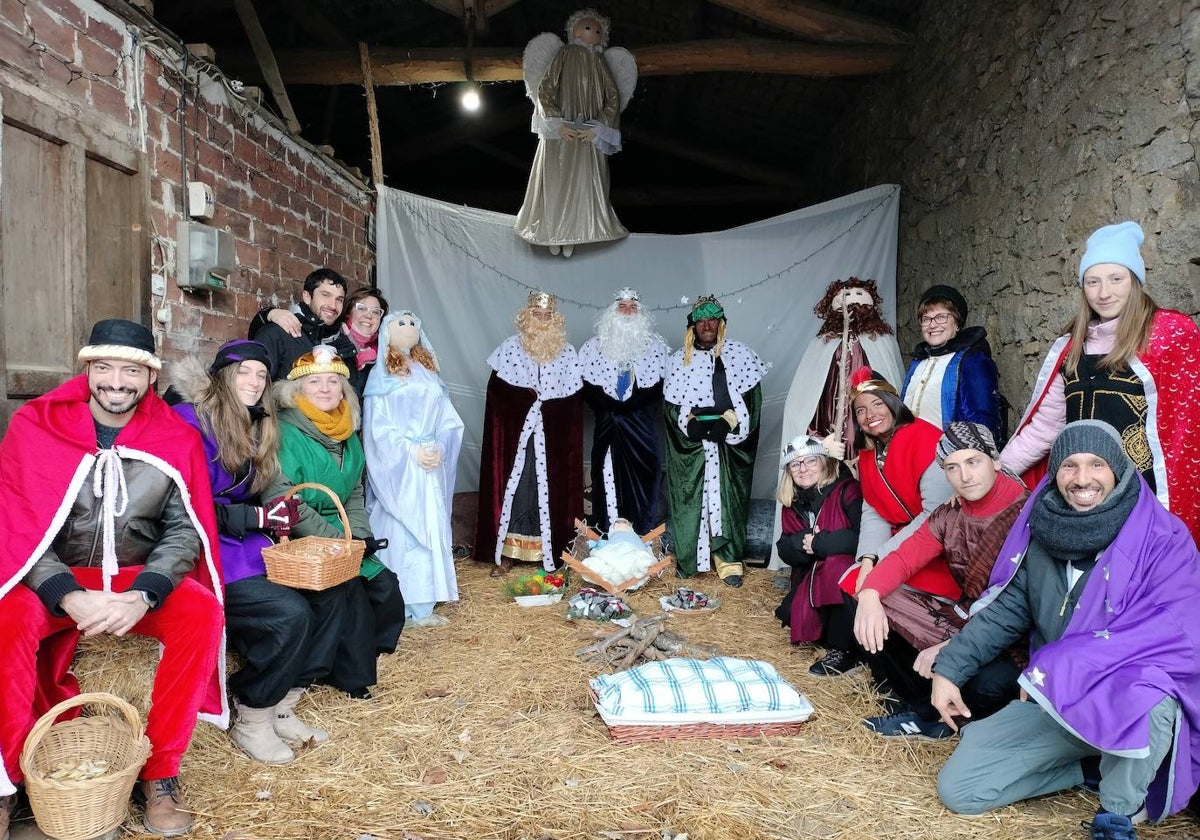 La comitiva real en el nacimiento que han creado estas navidades los vecinos de la localidad.